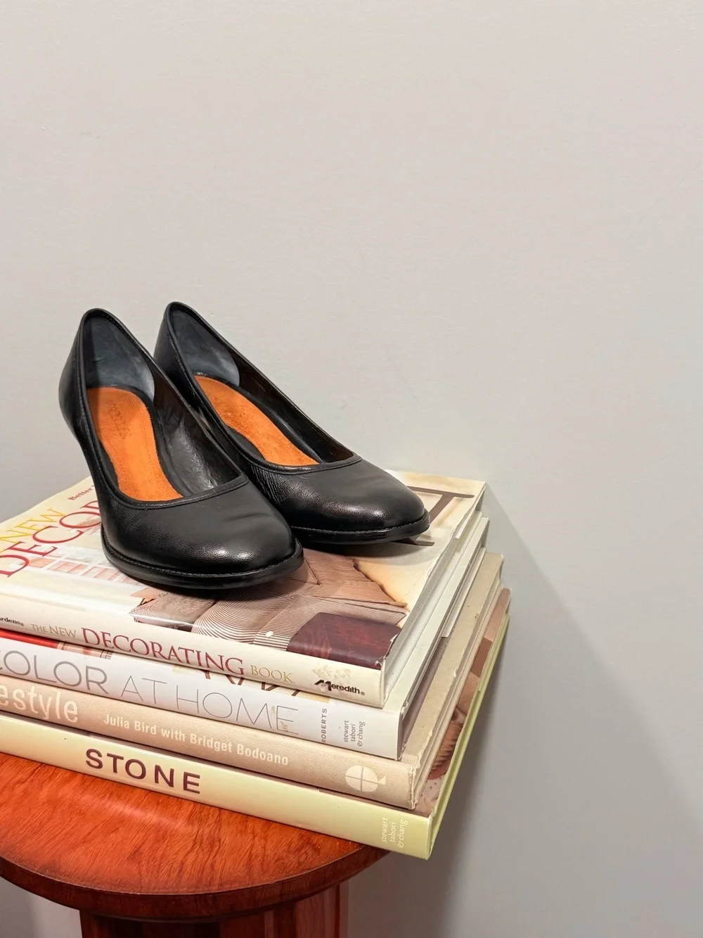 AEROSOLES Women's Black Leather Mid-Heel Pumps